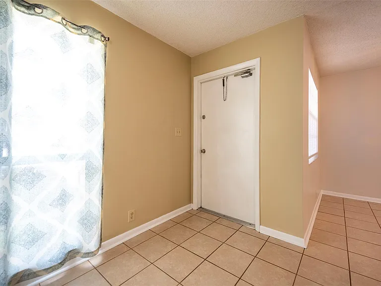 930 Mandarin Isle — Photo 4
