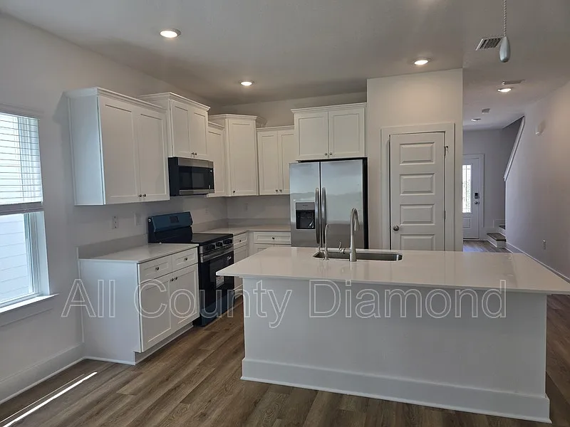 3 bed, 2.5 bath, 1470 sqft, $2,000 — Photo 3