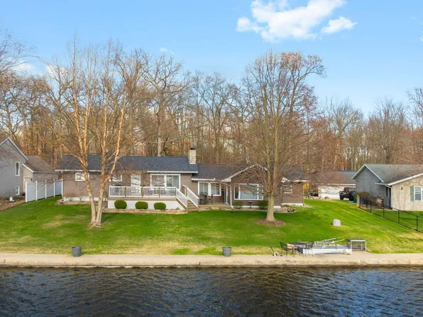 70032 Oak Leaf Dr, Edwardsburg, MI 49112