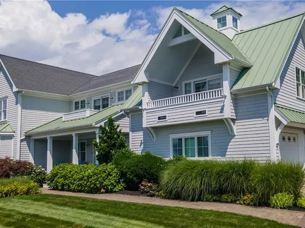 57 Strawberry Ln, Portsmouth, RI 02871