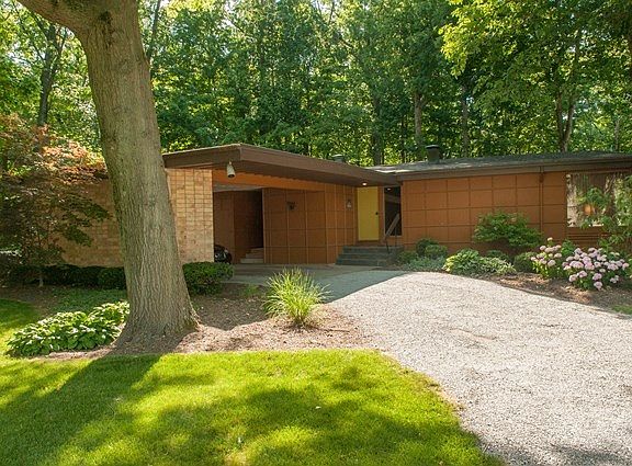 2nd image of 346 Hollowood Dr