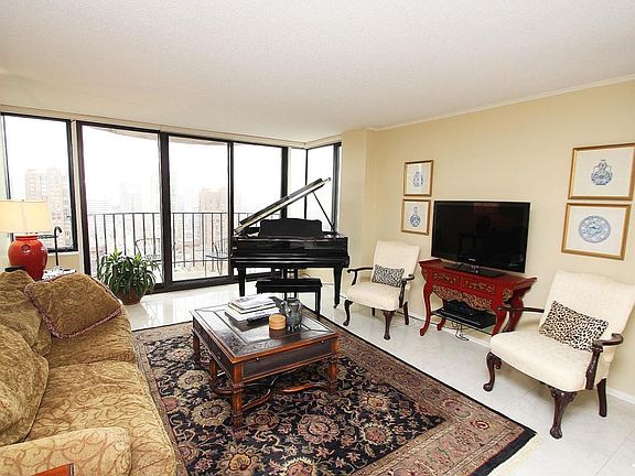 5th image of 929 N Astor St Unit 1907