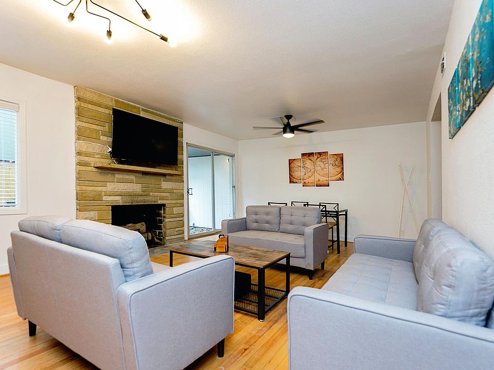 View of fireplace (nonworking)