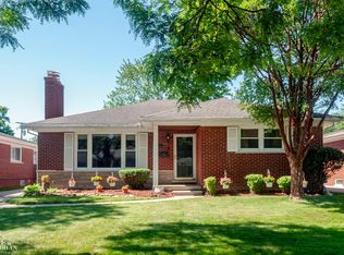 21214 Parkcrest Dr, Harper Woods, MI 48225
