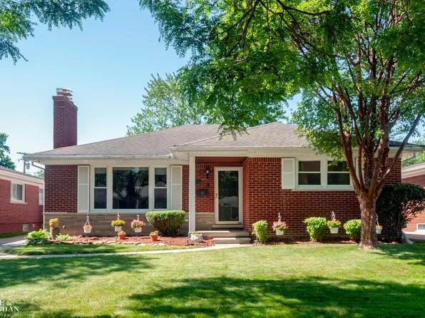 21214 Parkcrest Dr, Harper Woods, MI 48225