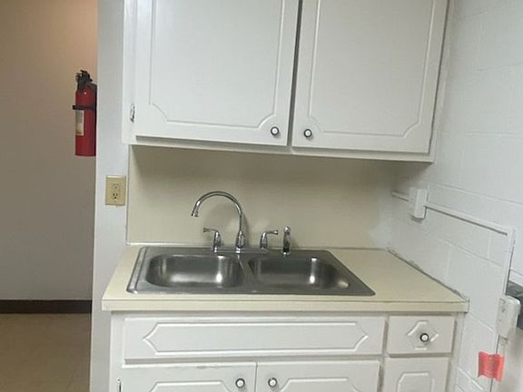3rd image of 703 Palmetto Ave #E