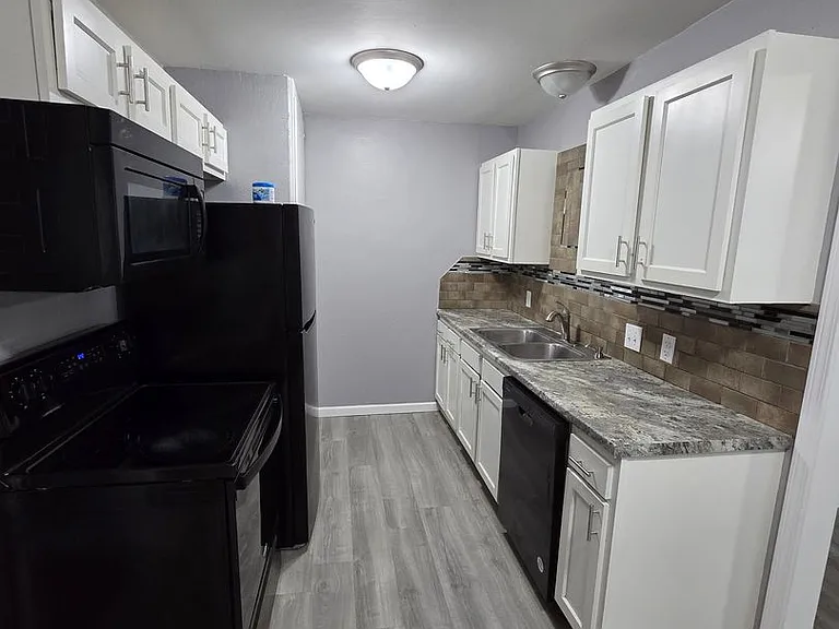 2119 S Glenn St — Photo 2