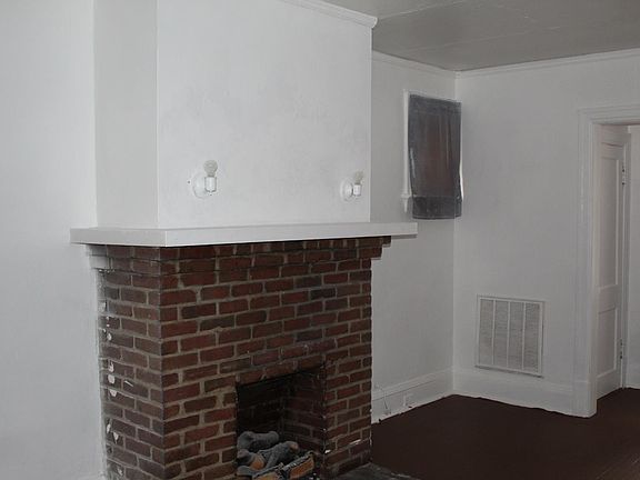 3rd image of 913 Dearing St