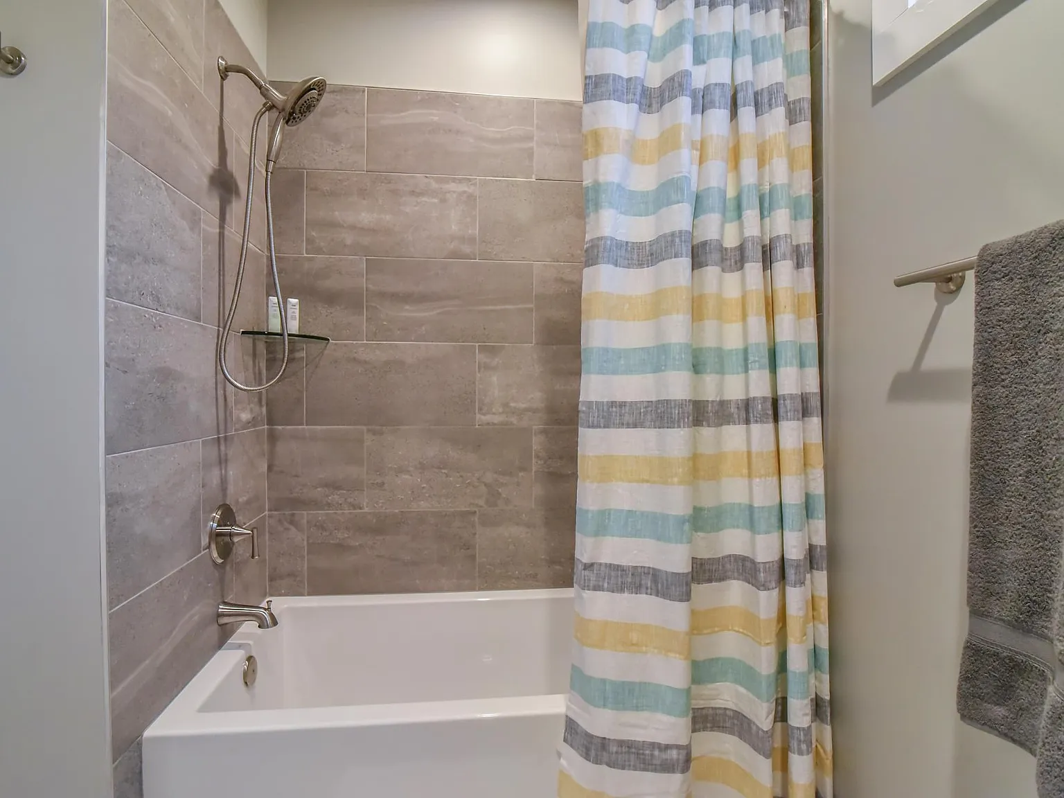 5 bed, 2.5 bath, 2500 sqft, $6,000 — Photo 3