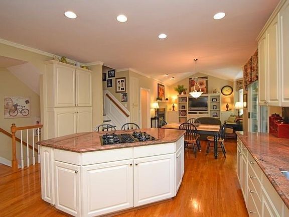 4th image of 5052 Village Dr