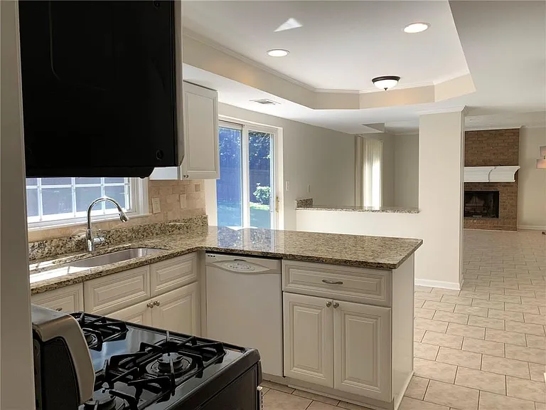 4536 Woodlawn Lake Dr — Photo 8