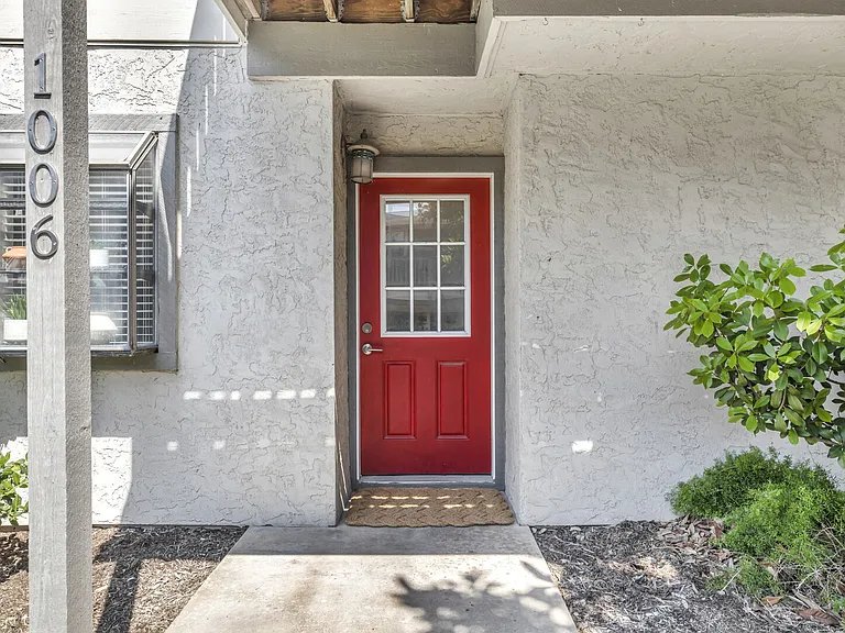 Post Rd — Photo 3