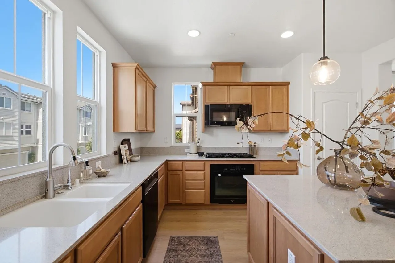 4 bed, 3.5 bath, 2002 sqft, $4,400 — Photo 3