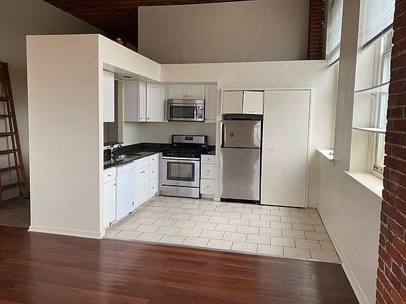 4th image of 2629 Brown St APT 121