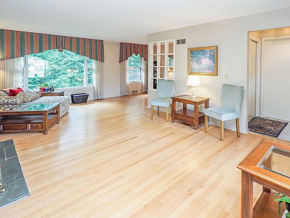 4th image of 1715 Meadowbrook Ln