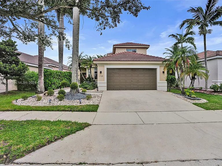 1725 Winterberry Ln — Photo 1
