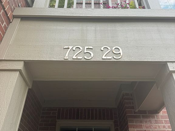 5th image of 725 Roslyn St Unit 29