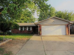 924 NE 6th St, Moore, OK 73160