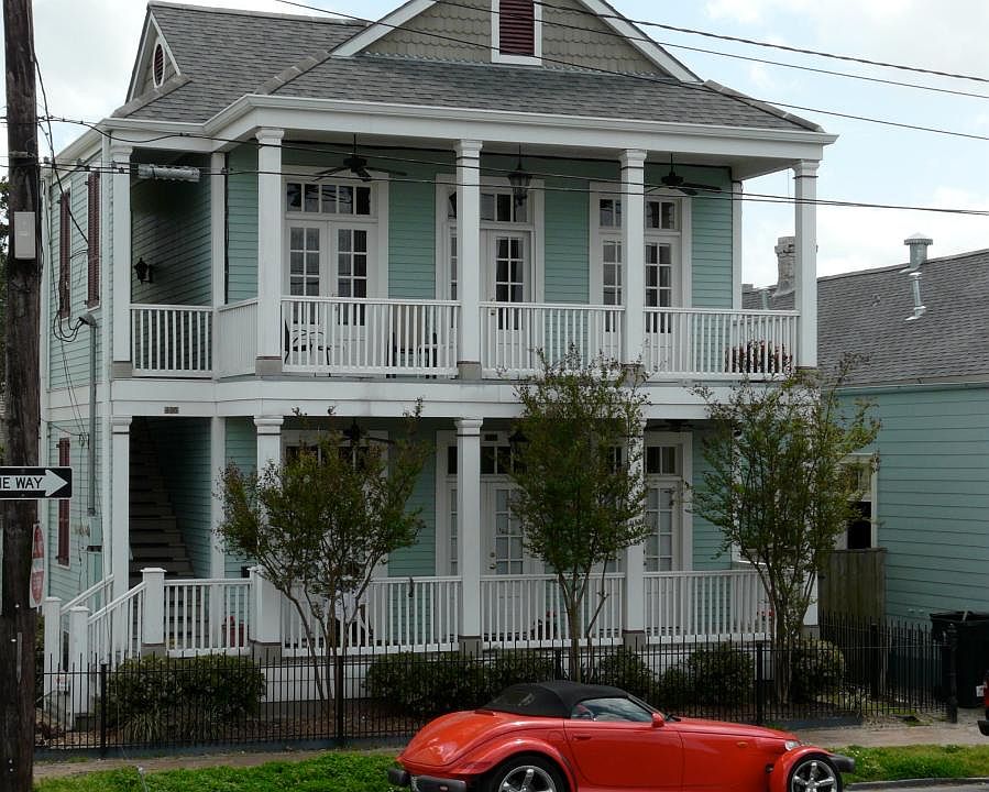 rocking chair porch. Easy non metered free street parking!