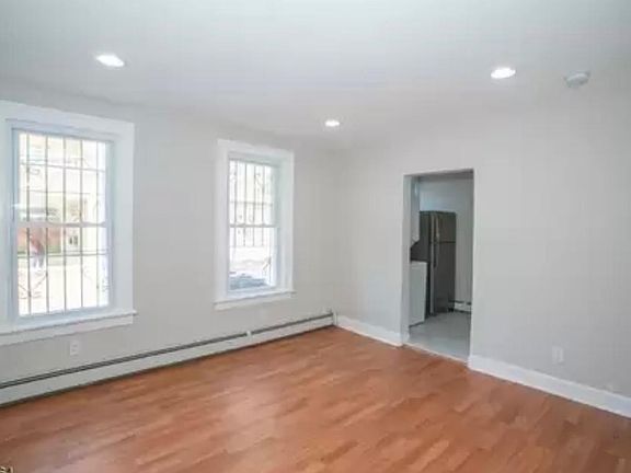 4th image of 142 Park Pl #1