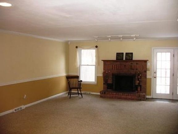 3rd image of 220 Point Of Woods Dr