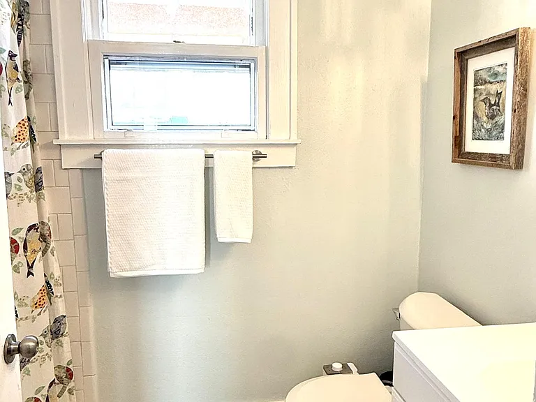 629 E Waldburg St — Photo 10