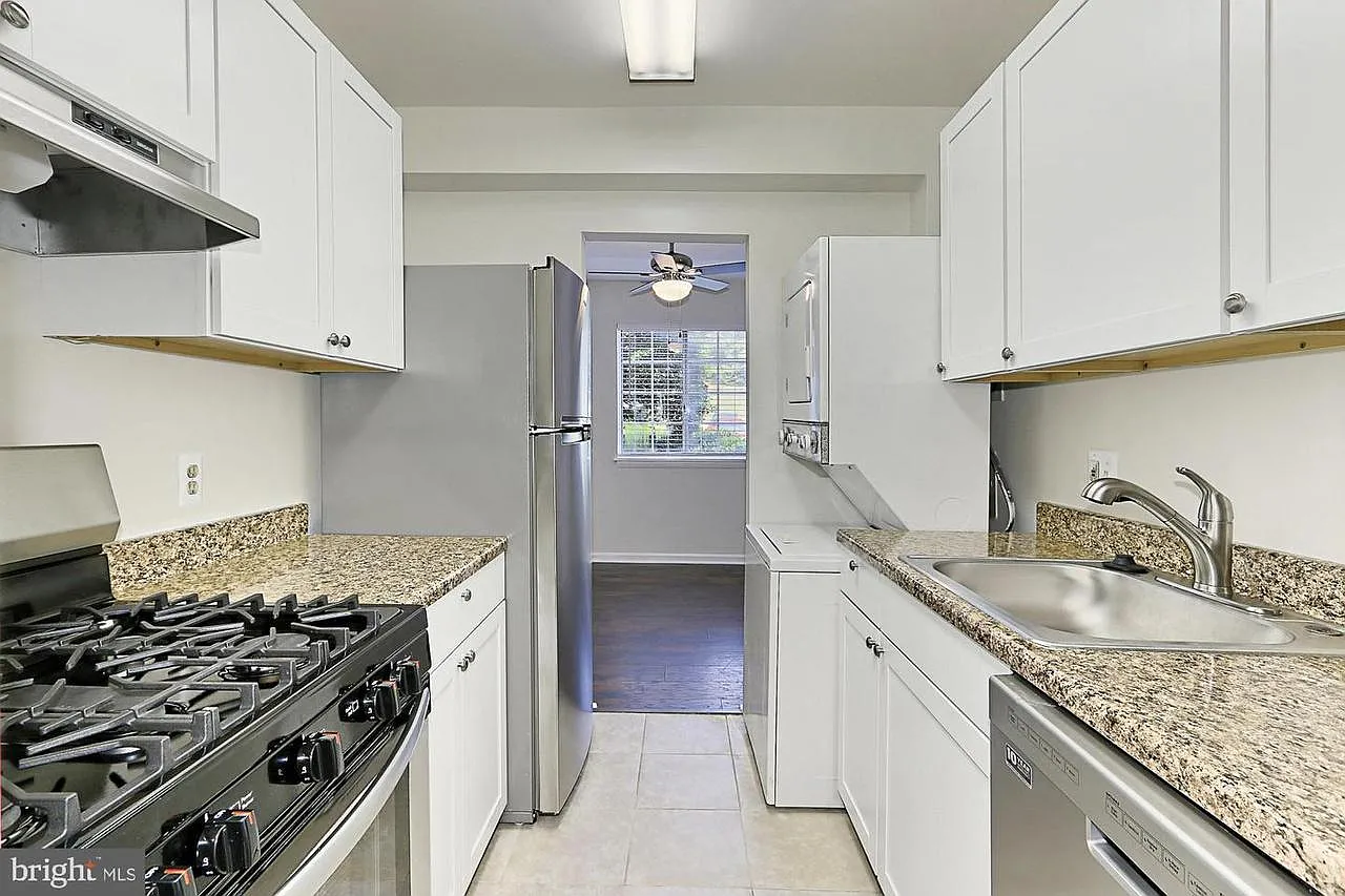 1533 Colonial Dr — Photo 2