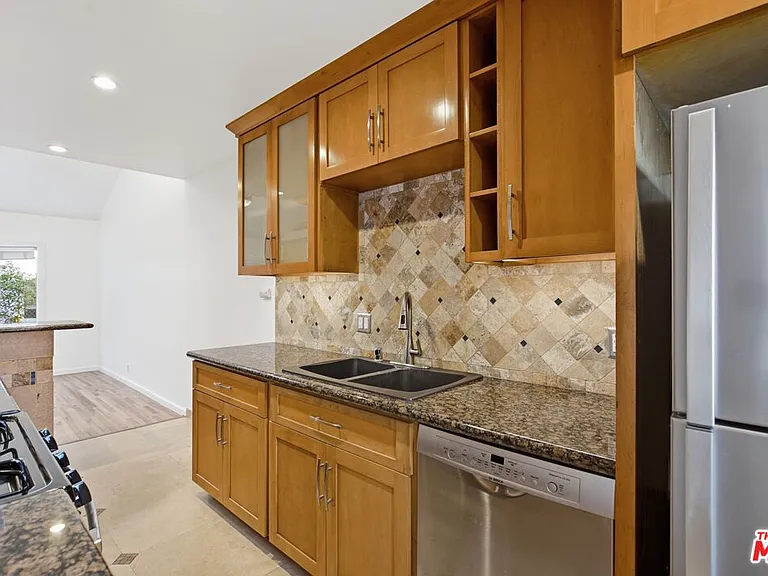 325 Vernon Ave #4 — Photo 9