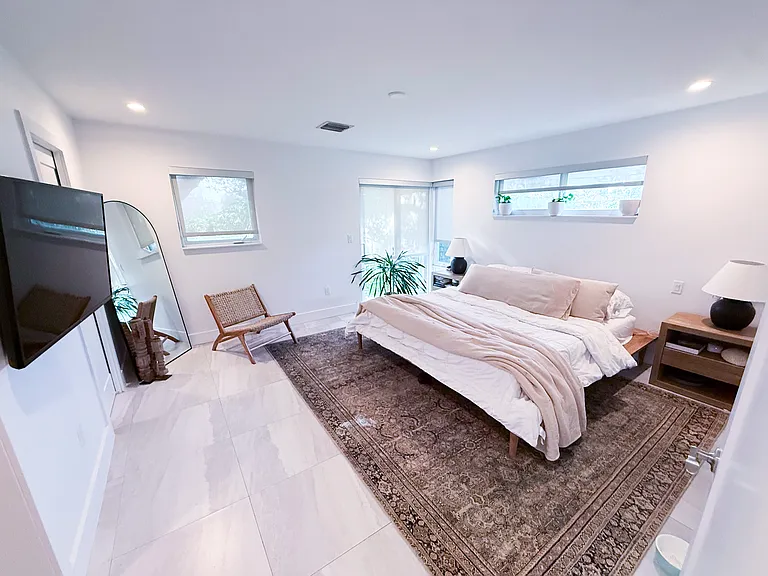 590 SW 6th Ave — Photo 5