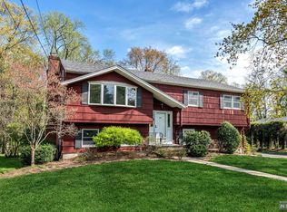 389 Queens Ct, Ridgewood, NJ 07450