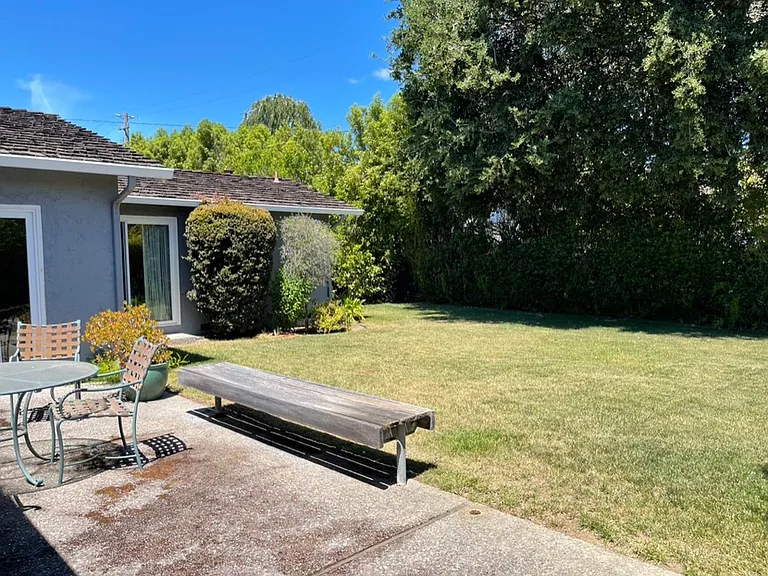 1241 Eureka Ave — Photo 14
