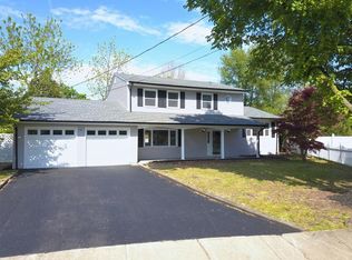 14 Weiss Dr, Middlesex, NJ 08846