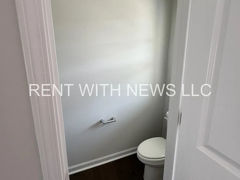 243 Paramount Dr — Photo 6