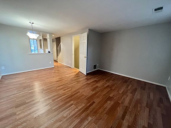 5th image of 36 Brassie Ct