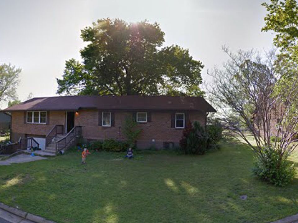 1st image of 1109 N Knoxville Ave