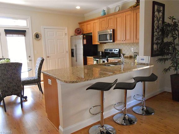 5th image of 11 Nandina Dr