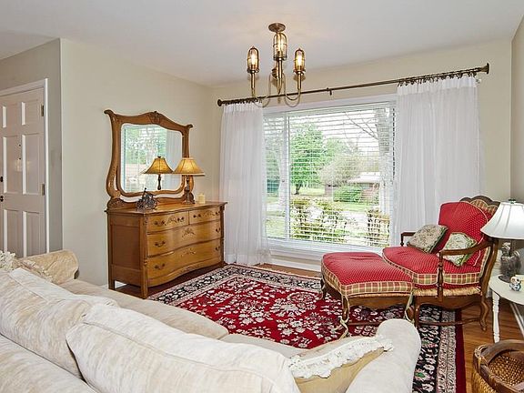 3rd image of 1905 Woods Dr