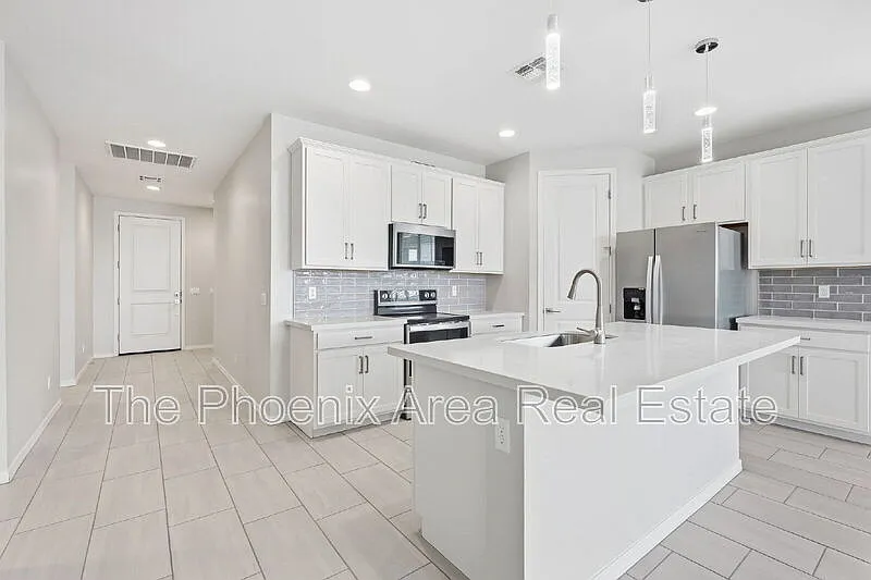 4 bed, 3.0 bath, 2156 sqft, $2,495 — Photo 3