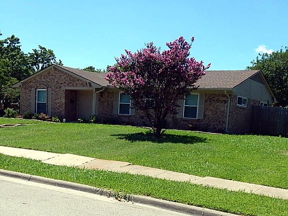 3rd image of 2453 Larchmont Dr