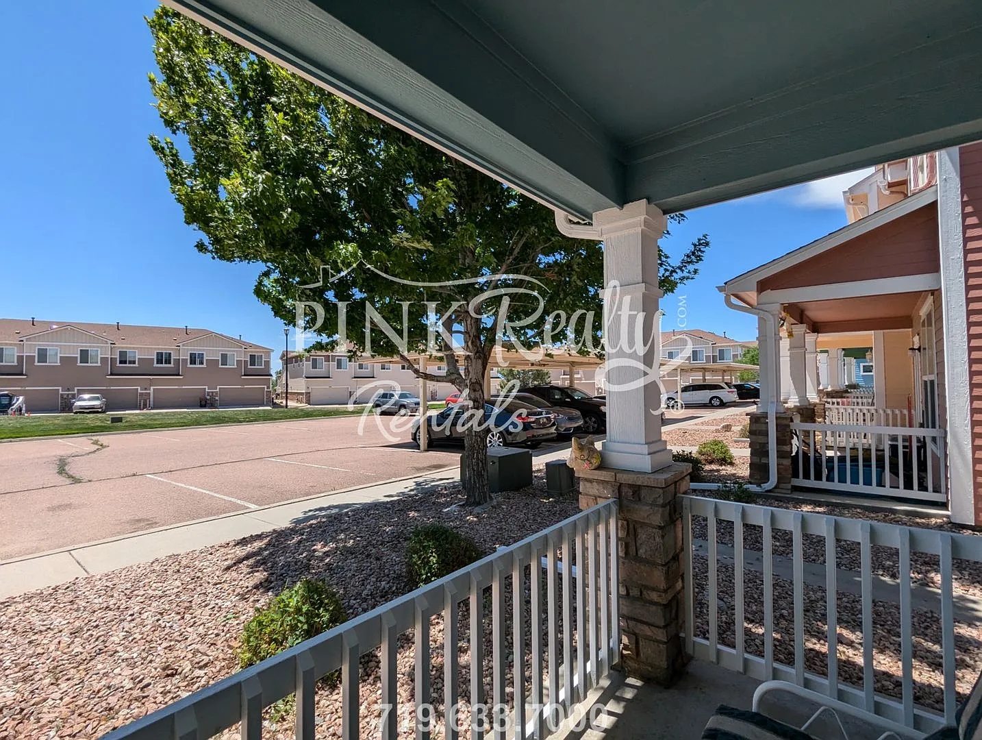 3 Bedroom Townhome with Fenced Back Yard! — Photo 2