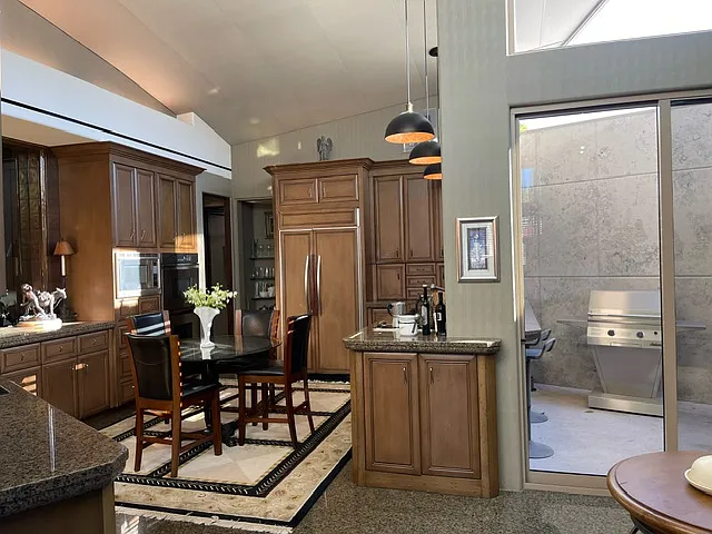 Full kitchen with 2 work areas and sinks