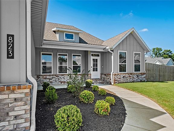 4th image of 823 Mueller Way