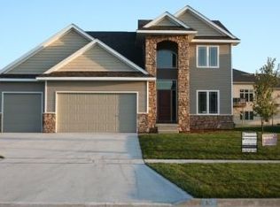 7081 Cody Dr, West Des Moines, IA 50266