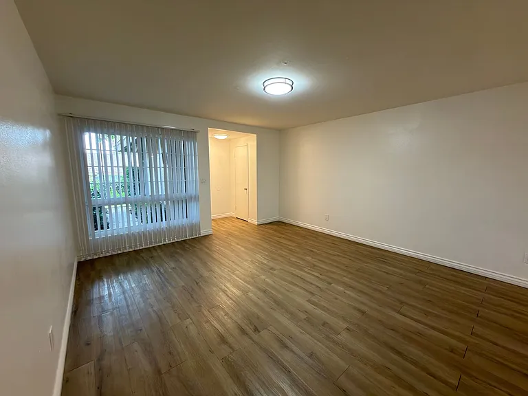 131 N Merrimac Dr — Photo 2