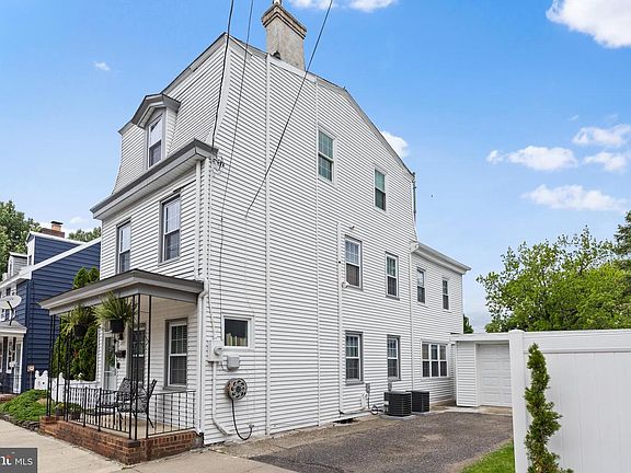 4th image of 213 Saint Mary St