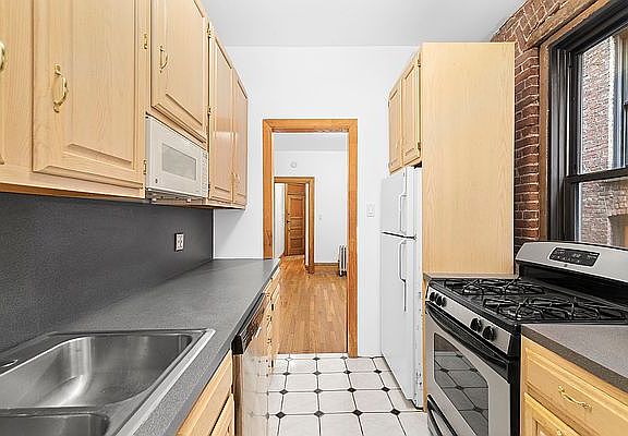 3rd image of 161 E 81st St APT 4E