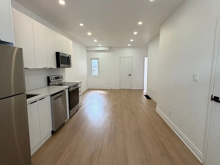 382 Lansdowne Ave #MAIN — Photo 1
