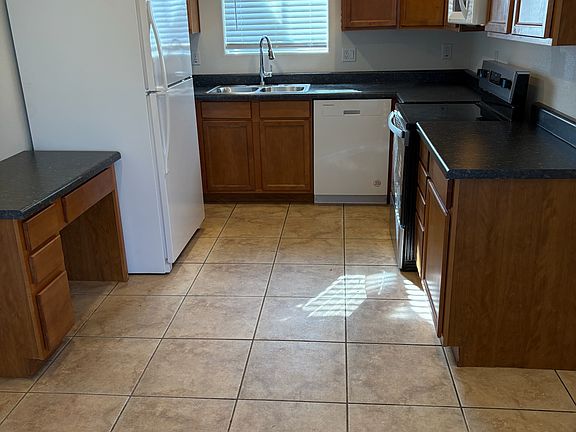 Kitchen with provided appliances