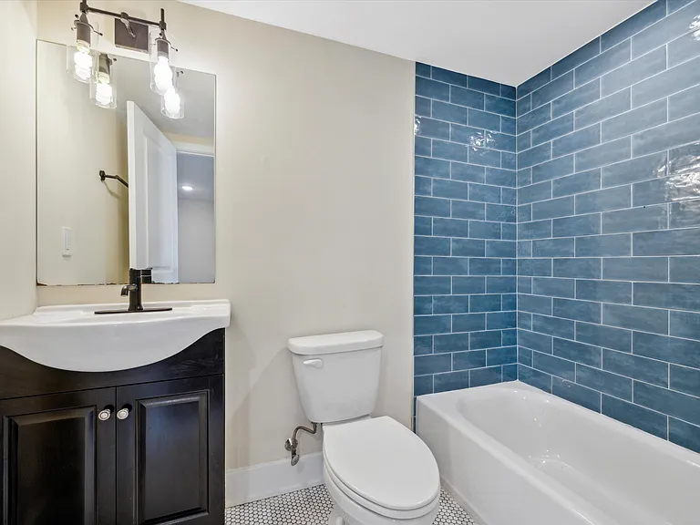 1804 W Berks St — Photo 59