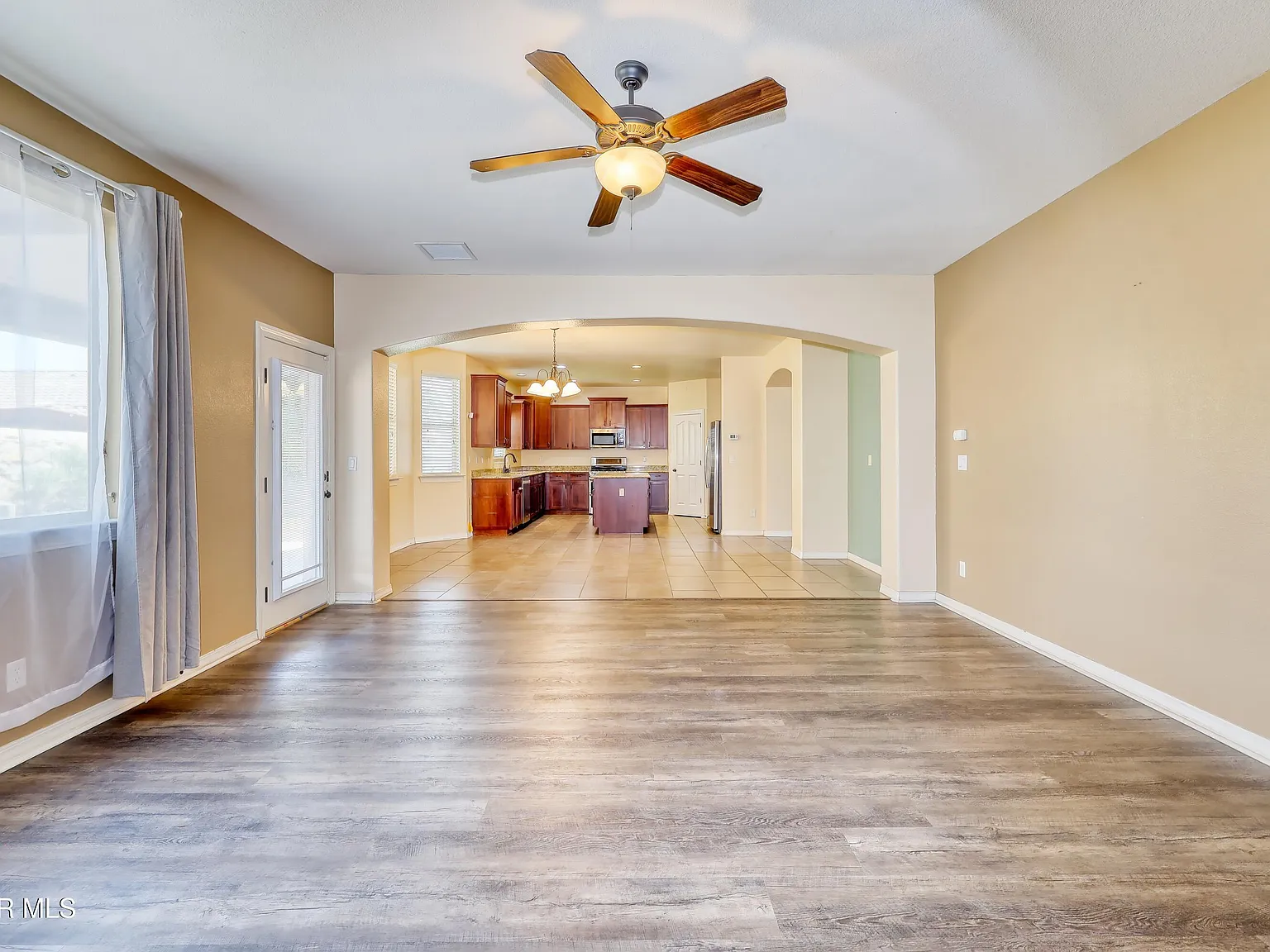 4 bed, 2.5 bath, 2860 sqft, $2,200 — Photo 3